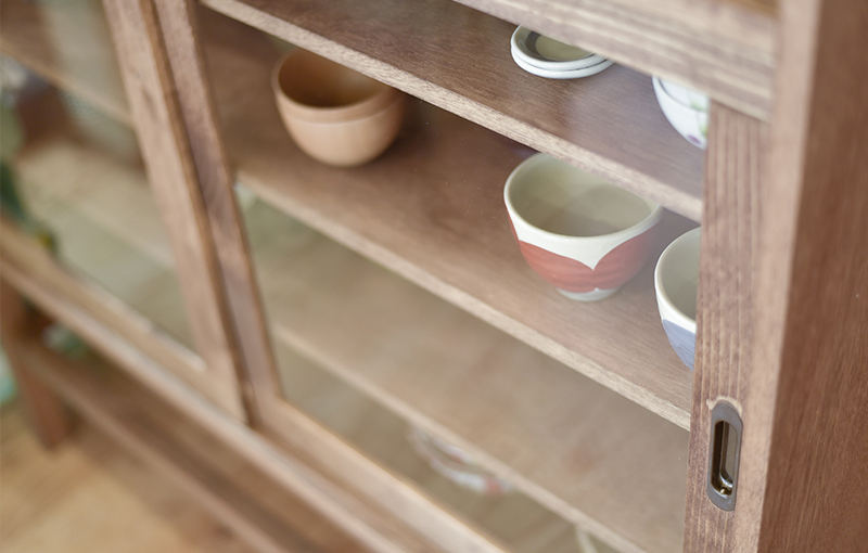 コーヒーカップが似合う、シンプルでレトロな食器棚【HYTNOS】